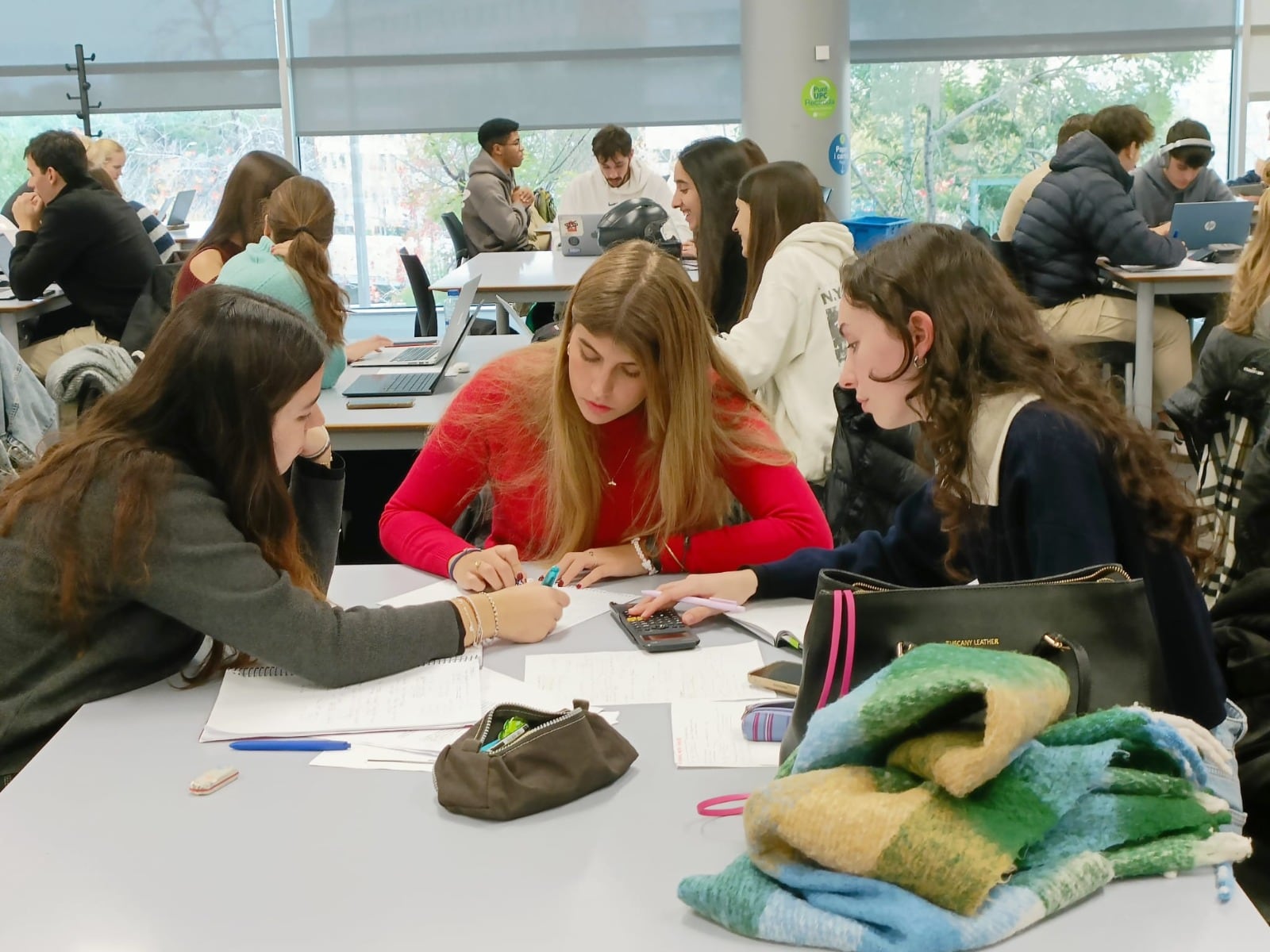 Estudiantes en la biblitoeca Rector Gabriel Ferrater