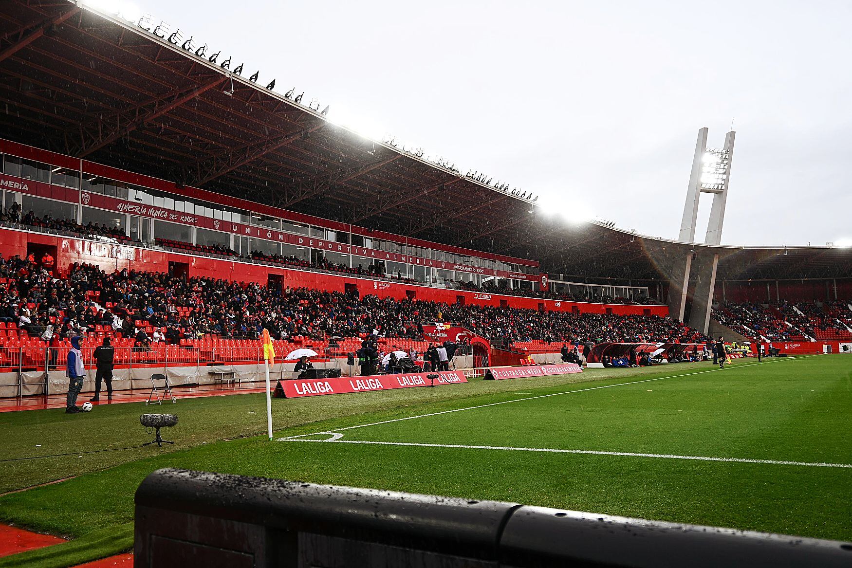 La zona de la tribuna del Mediterráneo presenta goteras importantes.