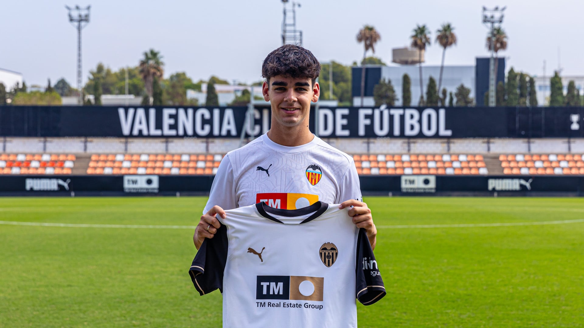 Andrés Caro, presentado como nuevo jugador valencianista/ VCF