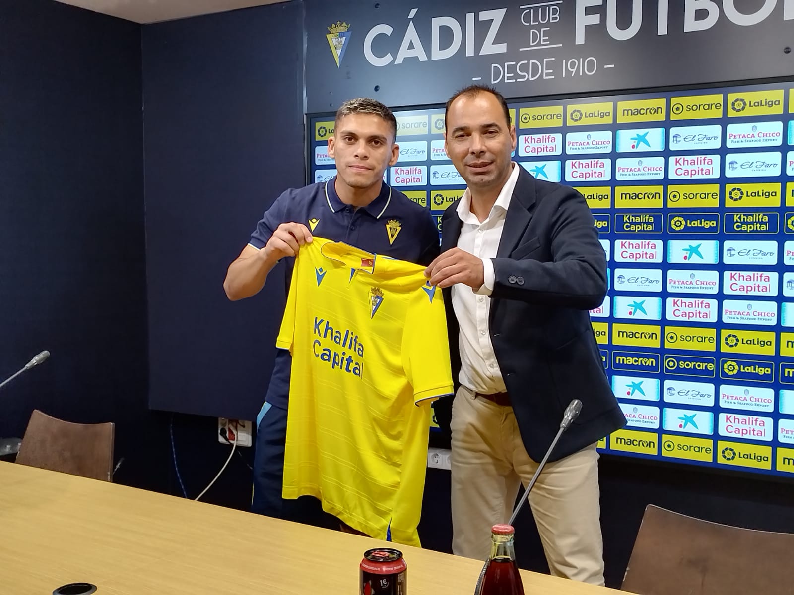 Ocampo presentado como jugador del Cádiz CF con Jorge Cordero