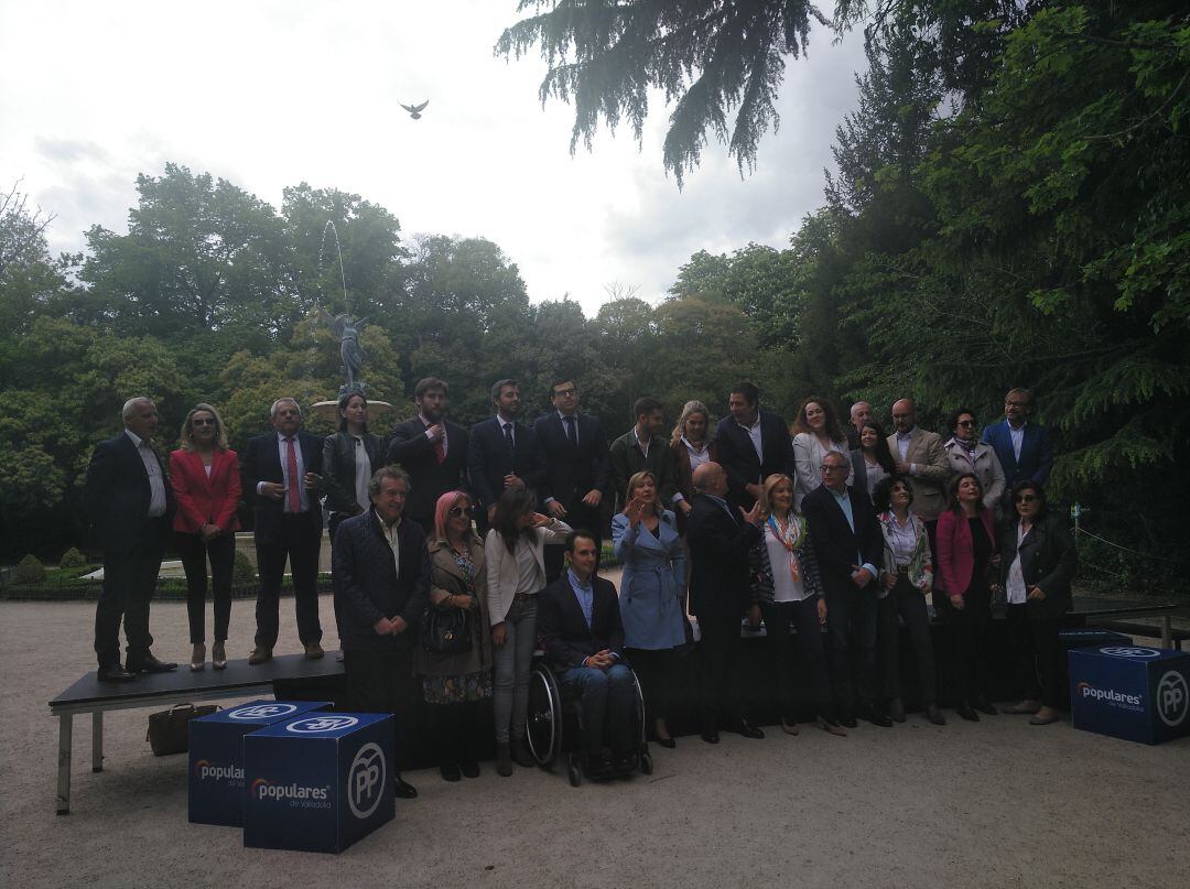 Pilar del Olmo junto a los integrantes de la lista del PP en el Campo Grande