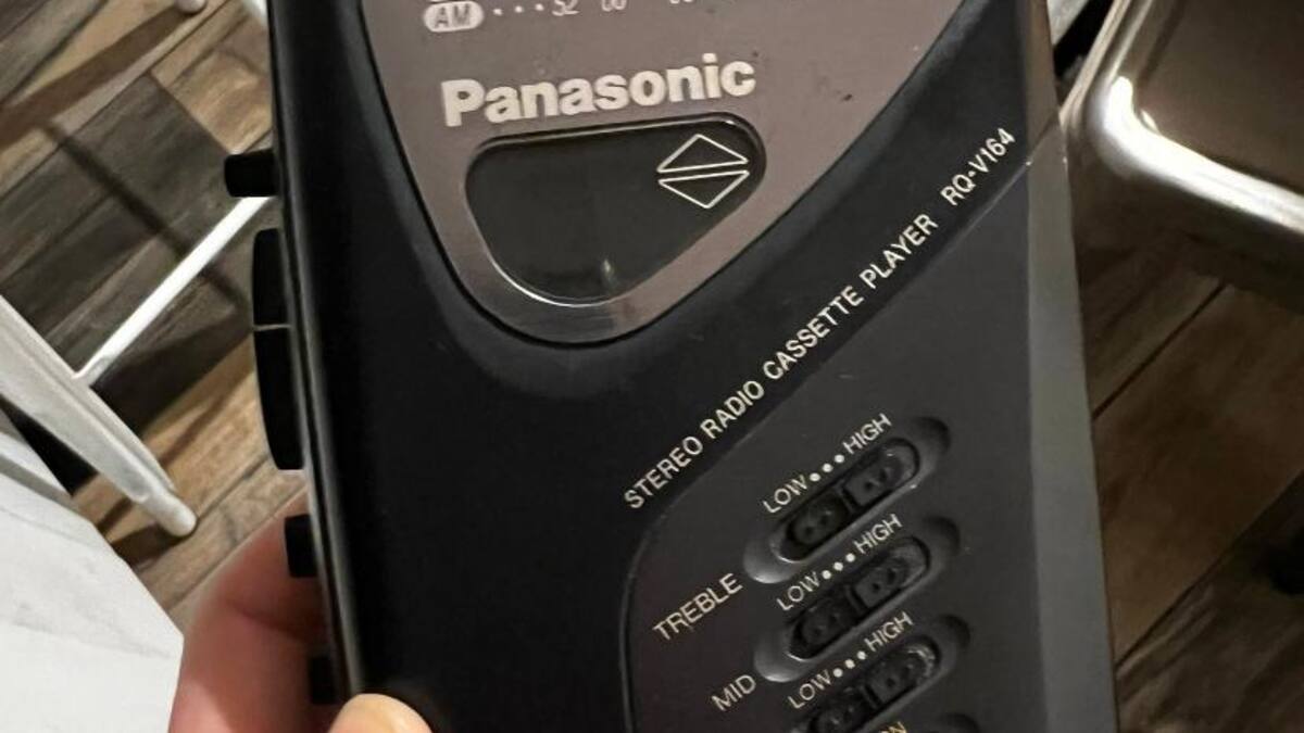 La radio, la gran compañera en Málaga durante el apagón: 'he vendido más de las que puedo contar'