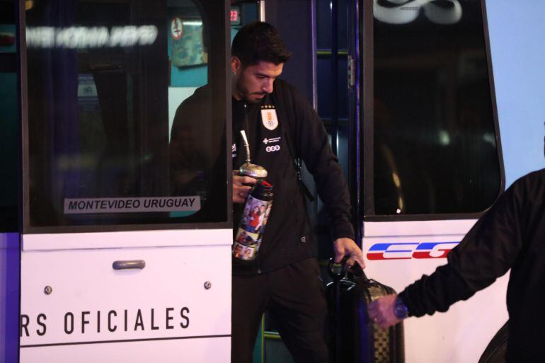 Luis Suárez baja del autobús con mate en la mano