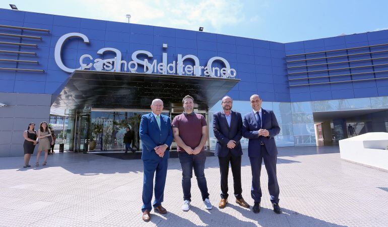 Antonio Álamo (i) y Gabriel Echávarri (d) a ambos lados de la nueva fachada del Casino en el Puerto.