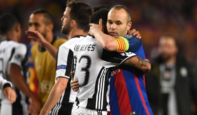 Dani Alves abraza a Andrés Iniesta al término del Barcelona - Juventus.