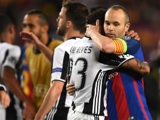 Dani Alves abraza a Andrés Iniesta al término del Barcelona - Juventus.