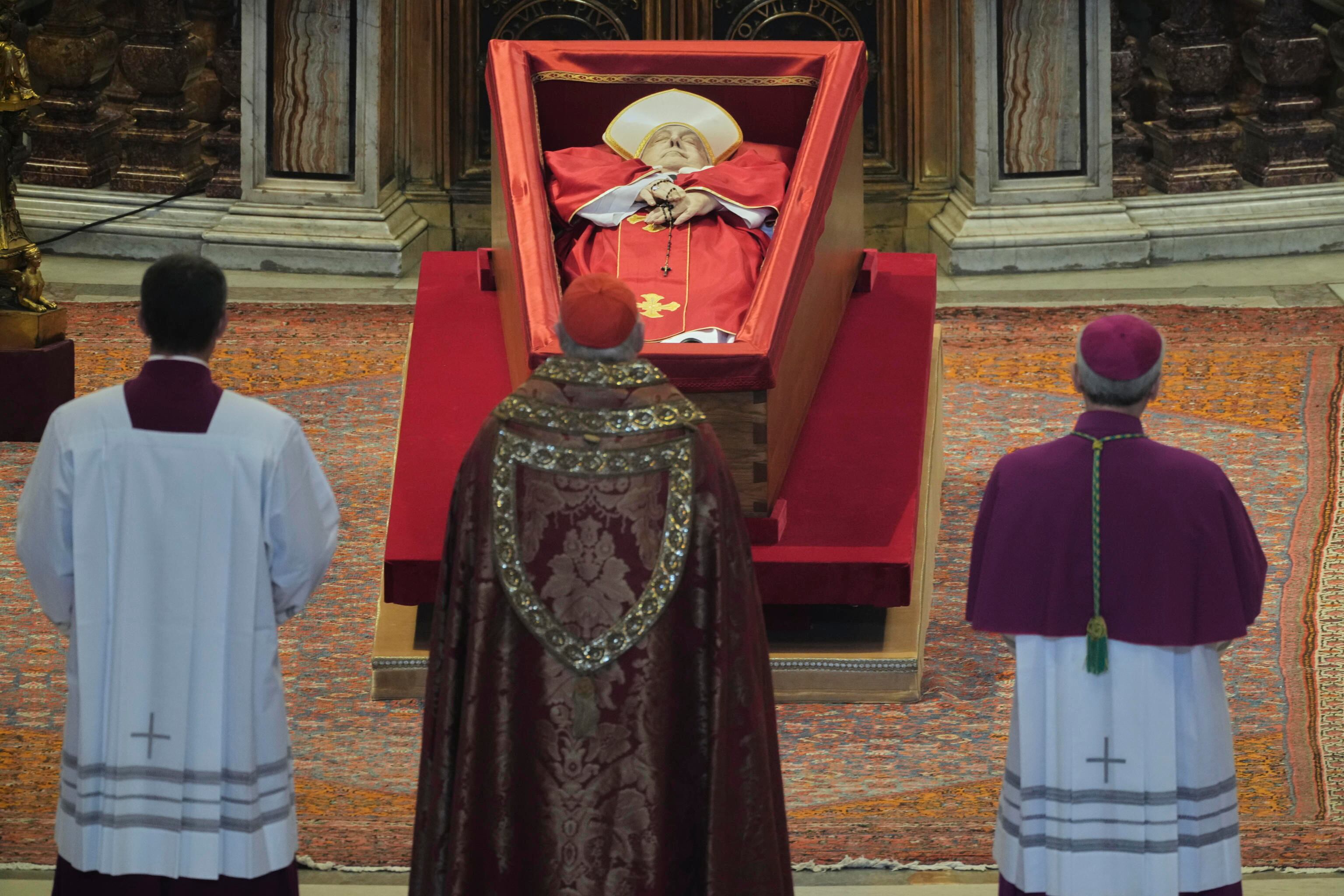 El cardenal camarlenc Kevin Joseph Farrell (c) observa el cos del Papa Frances a l'interior de la Basílica de Sant Pere aquest dimecres, a la Ciutat del Vaticà.
