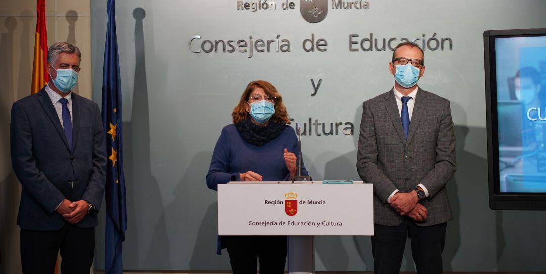 De izquierda a derecha: Jesús Pellicer, director de Centros Educativos e Infraestructuras; María Isabel Campuzano, consejera de Educación y Cultura; Víctor Navarro, director general de Planificación Educativa y Recursos Humanos