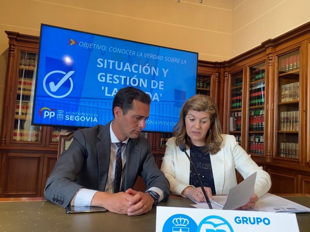 Pablo Pérez y Azucena Suárez, portavoz y concejala del PP en el Ayuntamiento de Segovia