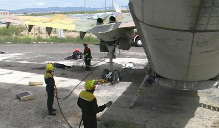 Los servicios de emergencia realizan habitualmente simulacros en casos de accidentes, como el que se hace hoy en la Base de Getafe.