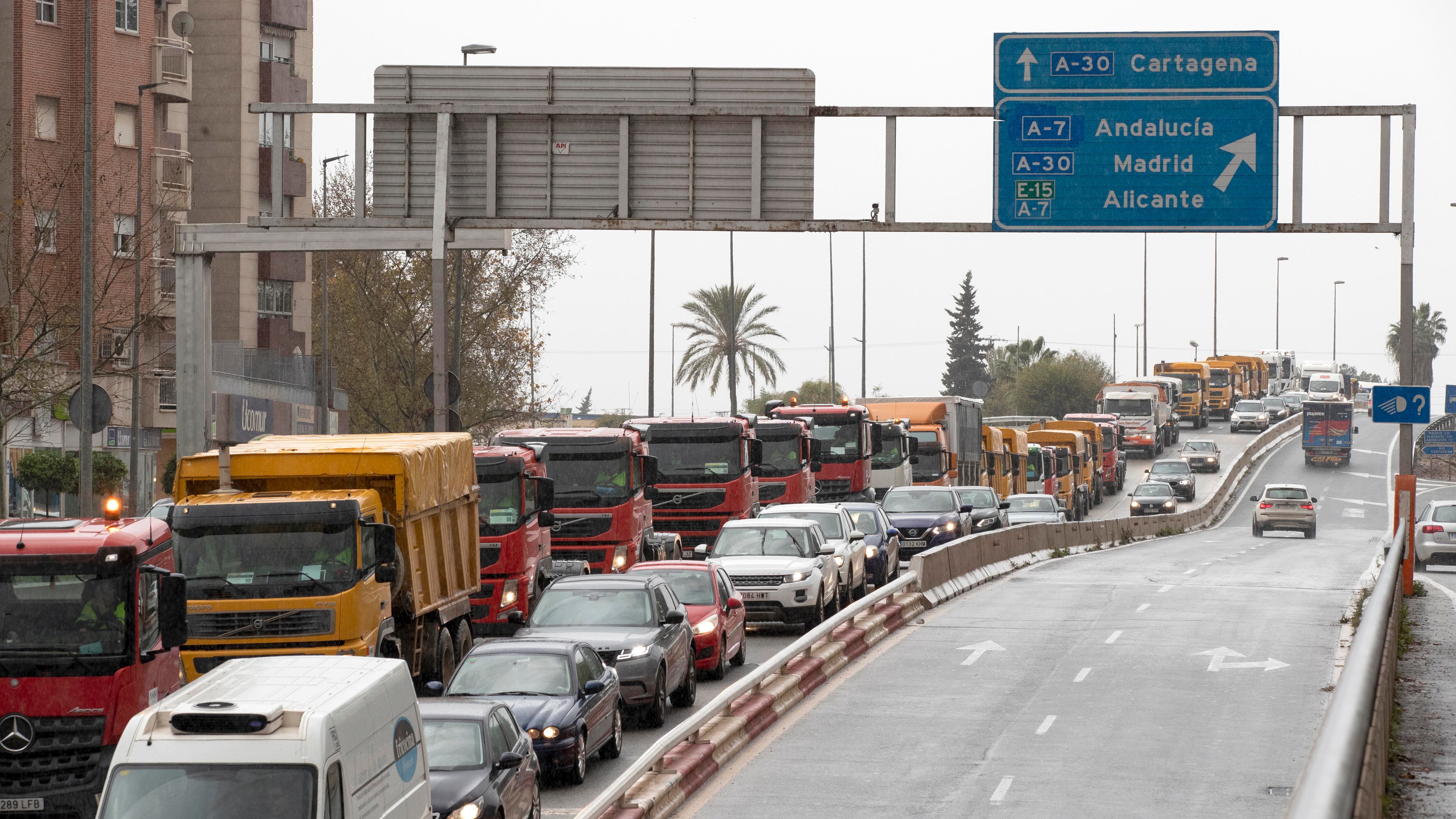 MURCIA, 17/03/2022.- Una caravana de camiones ha recorrido de forma lenta las principales avenidas de Murcia este jueves, originando complicaciones en la circulación de vehículos en la cuarta jornada de huelga de transportistas convocada por la Plataforma en Defensa del Sector del Transporte de Mercancías por Carretera. EFE/Marcial Guillén
