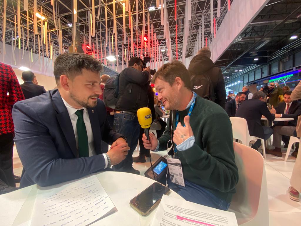 El concejal de Turismo de Pego, Ricardo Sendra atendiendo a Radio Dénia Cadena SER.