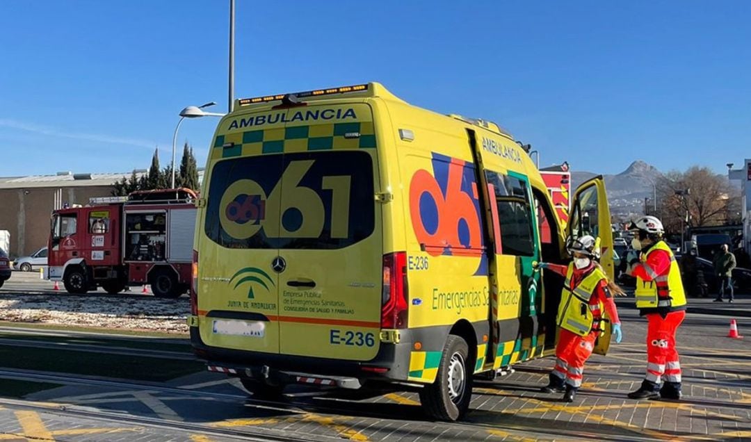 Ambulancia de EPES y camión de Bomberos durante un servicio