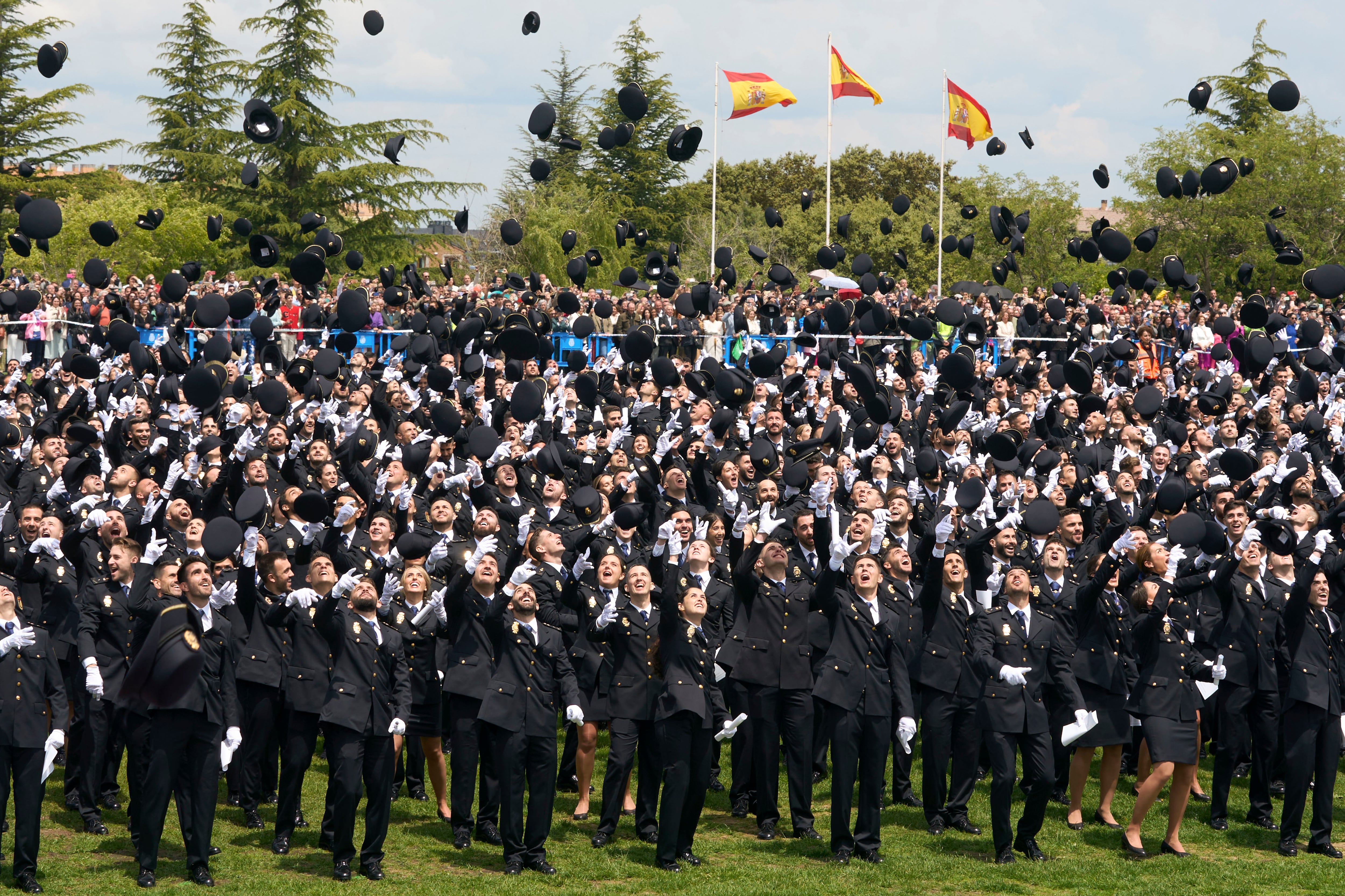 Los nuevos agentes de policía lanzan sus gorras al aire al finalizar el acto de jura de la XXXVII promoción de Escala Básica de la Policía Nacional, este viernes en Ávila
