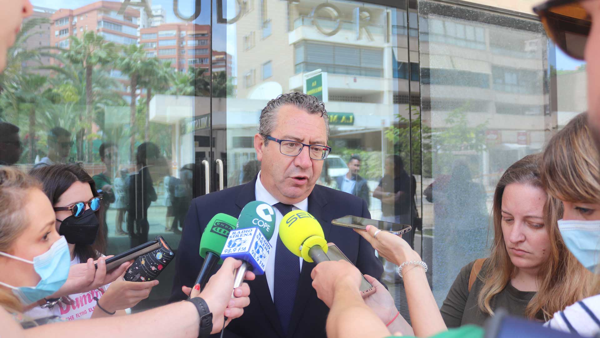 El alcalde de Benidorm Toni Pérez, este lunes a mediodía a las puertas del Centro Cultural