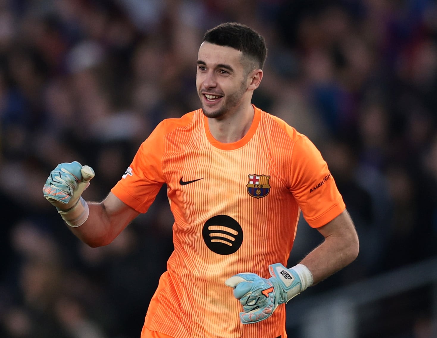 Joan García en un partido con el Barça