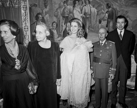 Imagen de archivo de Carmen Martínez-Bordiú con la familia Franco en el bautizo de su hijo, Luis Alfonso