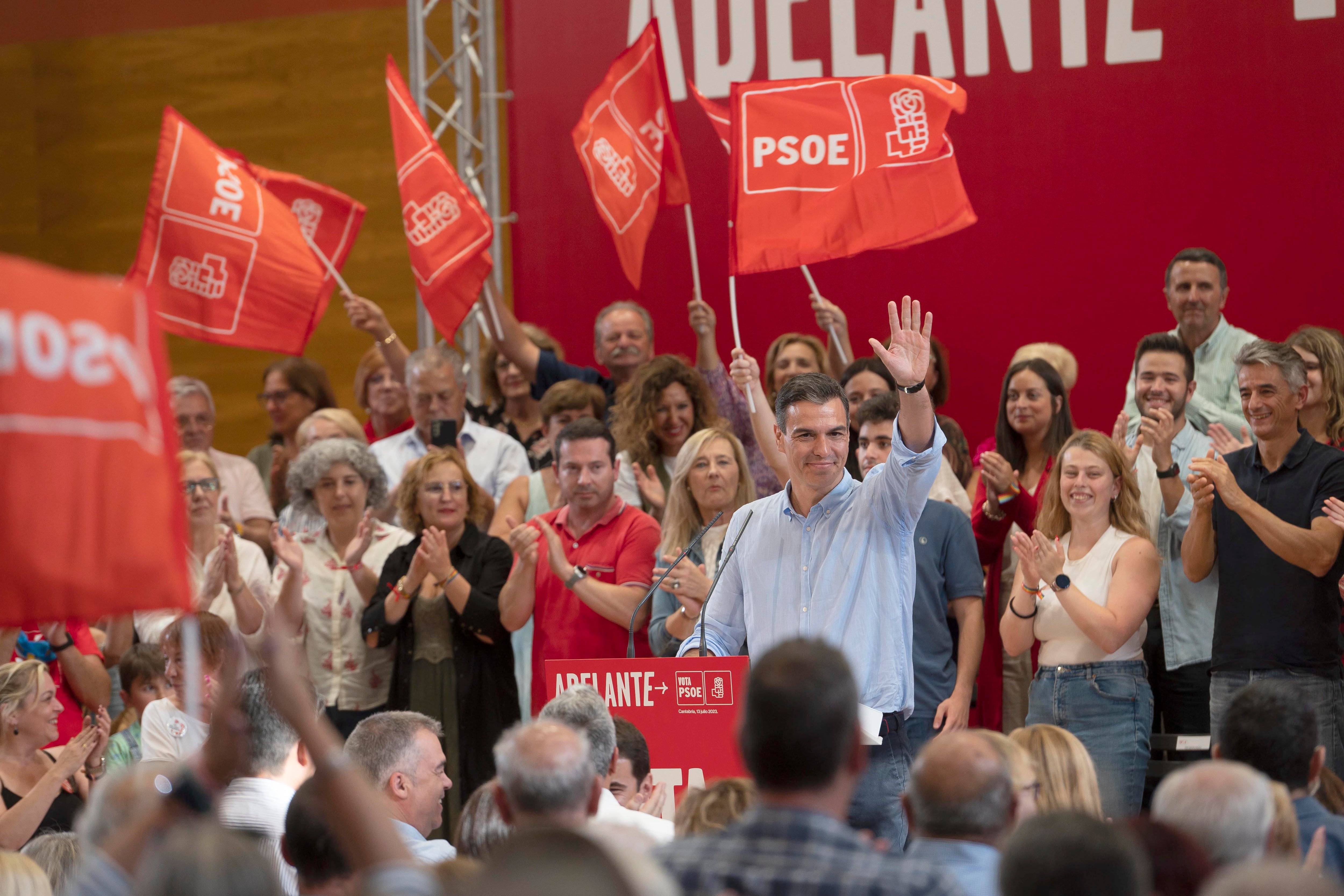El candidato del PSOE a la reelección como presidente, Pedro Sánchez (c), durante un acto electoral este jueves, en Santander.