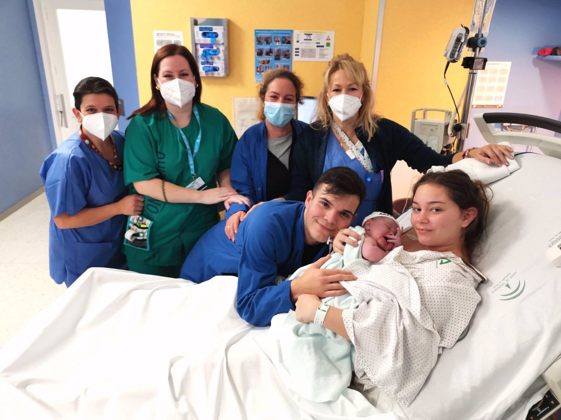 Aarón, primer bebé de 2023 en Málaga, nace en el Hospital Materno Infantil a las 00.01 horas