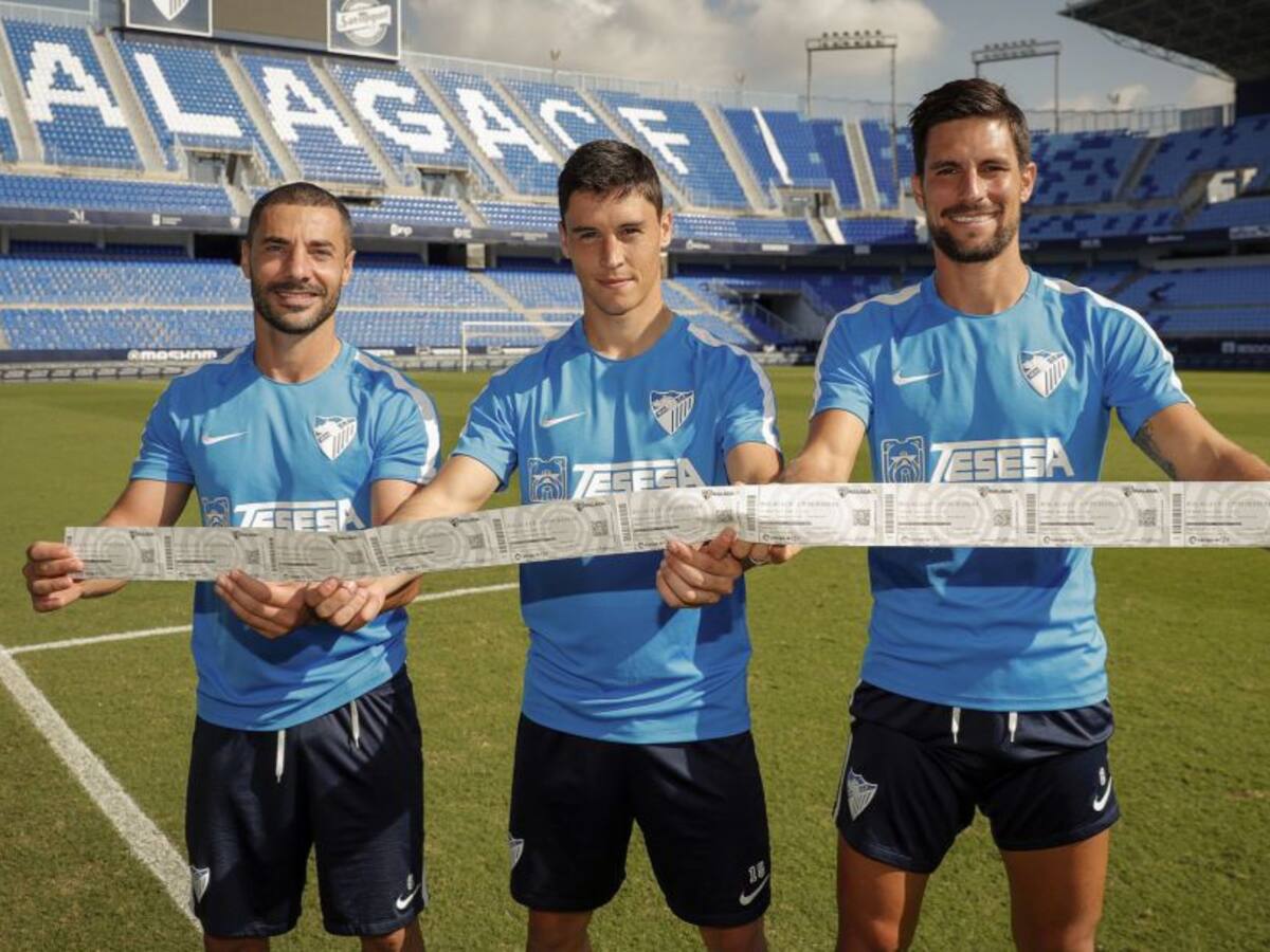 La plantilla y técnicos del Málaga con los afectados por las inundaciones