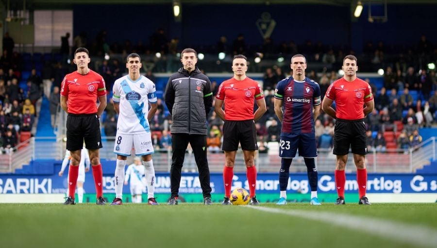 Manuel Ángel Pérez Hernández, junto a su equipo arbitral.