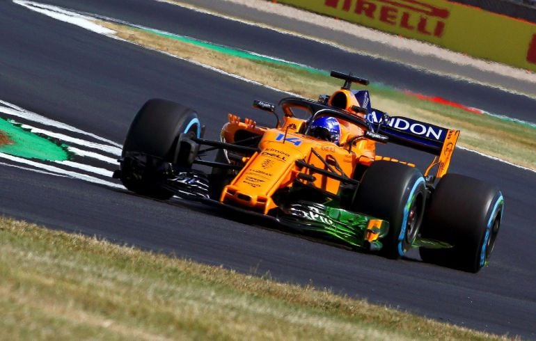 El piloto español Fernando Alonso, de McLaren, participa en una sesión de entrenamientos libres para el Gran Premio de Gran Bretaña de Fórmula Uno en el circuito de Silverstone, en Northamptonshire 