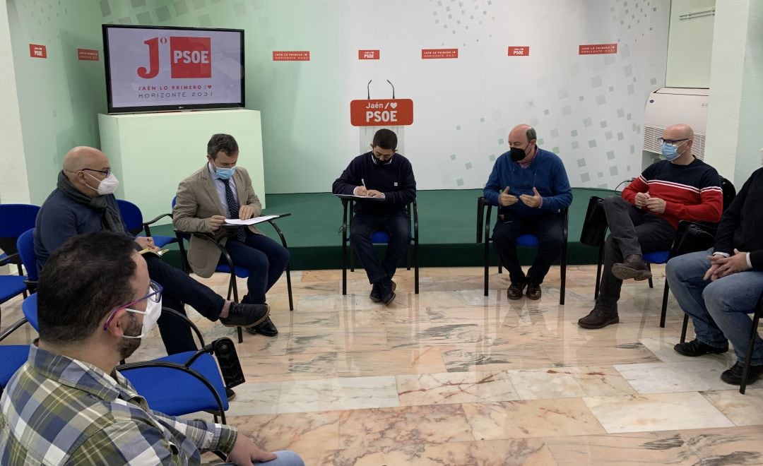 Un momento de la reunión entre responsables del PSOE y trabajadores de Atento.