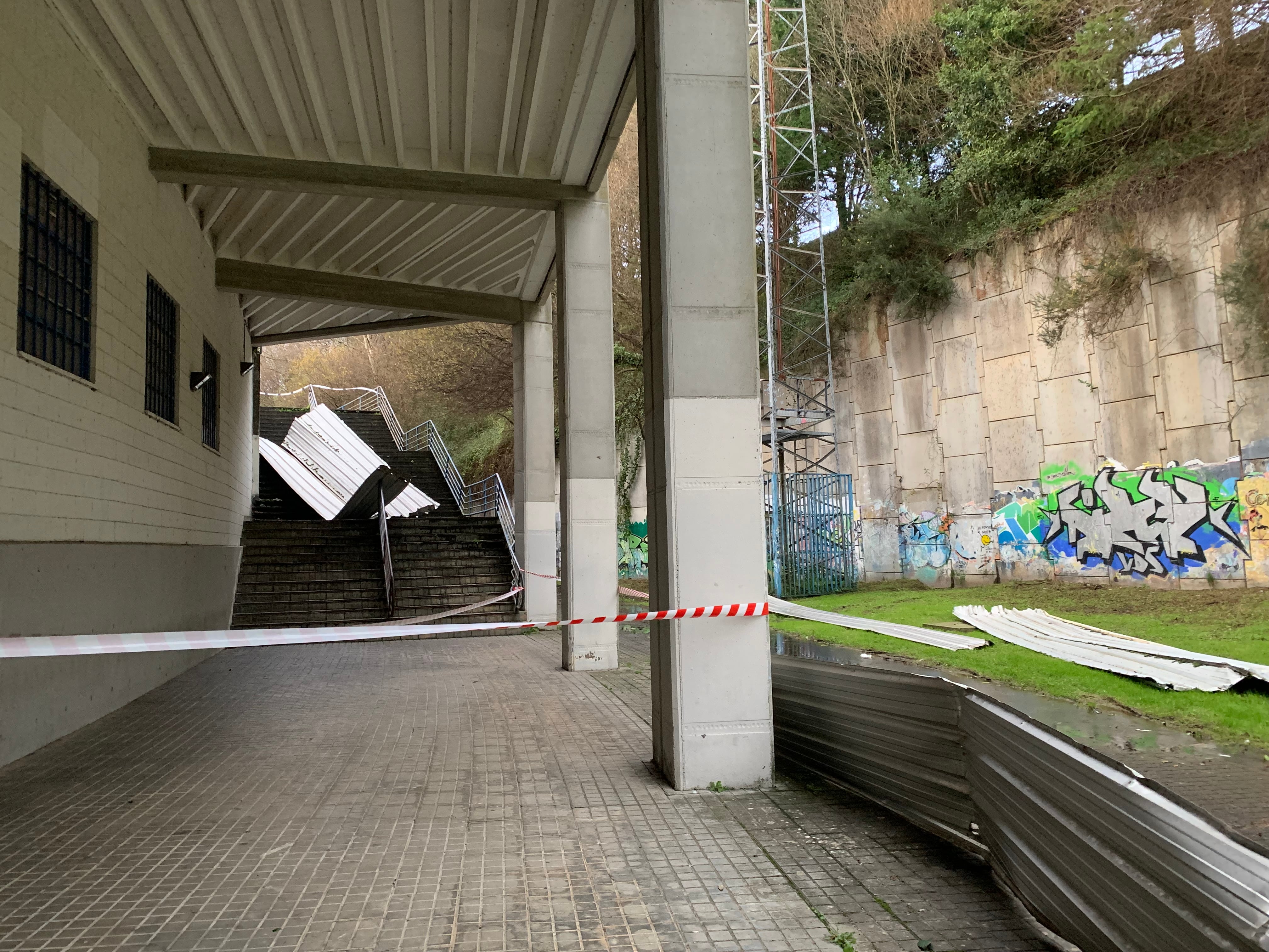 Las chapas, sobre la escalera de conexión entre Preferencia y el aparcamiento principal de A Malata (foto: Raúl Salgado)