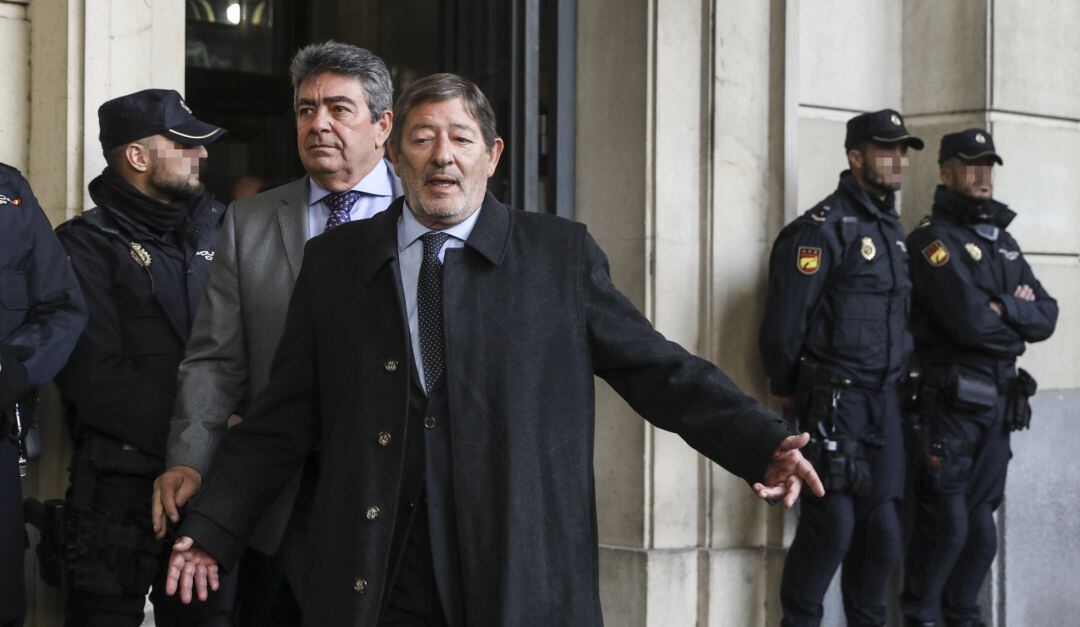 El exdirector de Trabajo y Seguridad Social de la Junta de Andalucía, Francisco Javier Guerrero (c), saliendo del juicio del caso ERE en la Audiciencia Provincial de Sevilla.