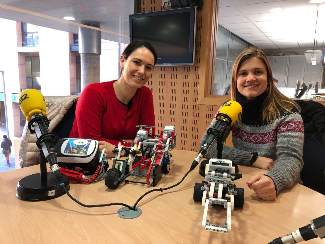 Laura Fructoso i Laura Lladó amb els robots dels seus centres de Vidreres i Salt