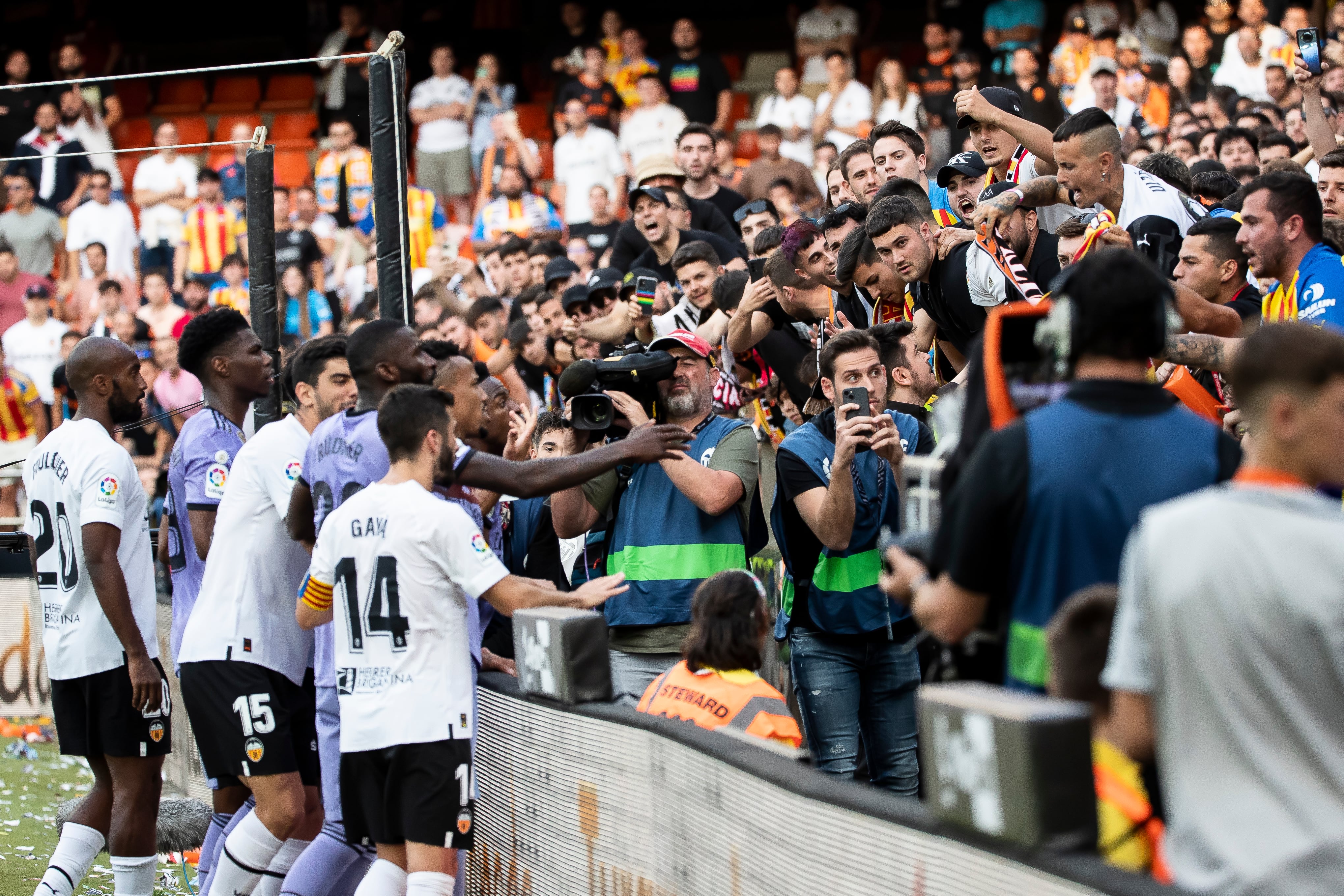 Vinicius y varios compañeros más del Real Madrid se enfrentan a la grada de Mestalla. (Jose Miguel Fernandez/NurPhoto via Getty Images)