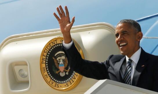 El presidente saliente, Barack Obama, saliendo del Air Force One