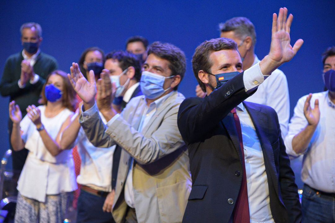 El presidente del PP nacional, Pablo Casado, y el presidente del PP de la Comunitat Valenciana, Carlos Mazón, en la Convención Nacional del PP que se celebró en julio en València