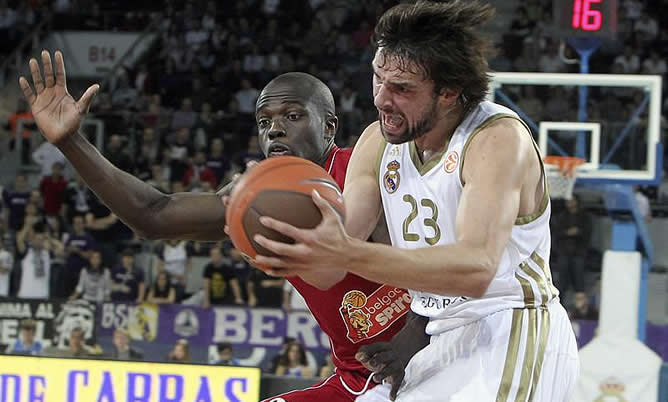 Sergio Llull intenta pasar a su defensor