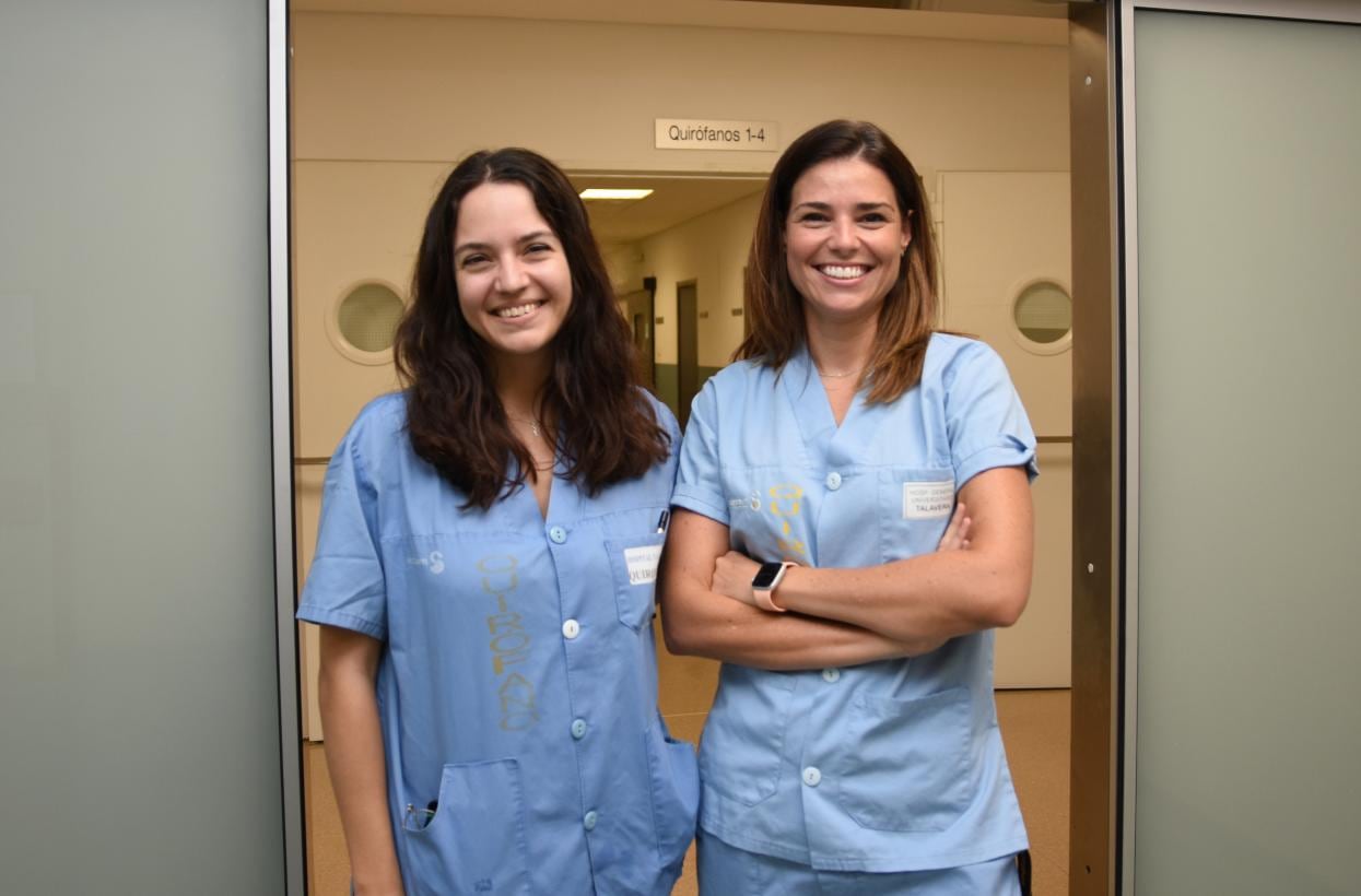 Rocío Ruiz, médico residente de Traumatología y la responsable de la Unidad de Columna, la doctora Cristina Reguero