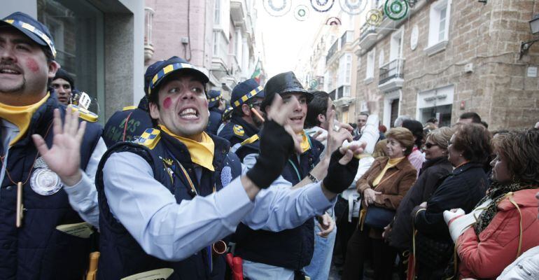 Imagen de la actuación de una chirigota callejera en Cádiz