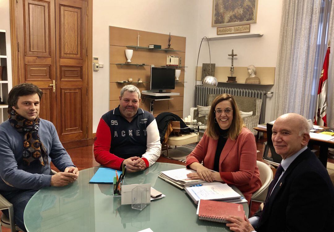 La presidenta de la Diputación de Palencia, Ángeles Armisén, se reúne con el alcalde de Lomas Campos, Raúl Cuesta