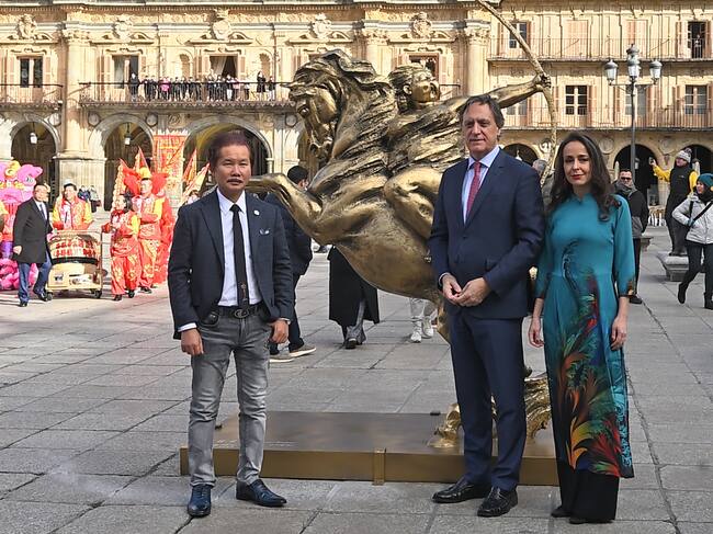 El alcalde de Salamanca y la concejala de Cultura, junto al artista Xu Hongfei, diseñador de la escultura dañada/Ayuntamiento
