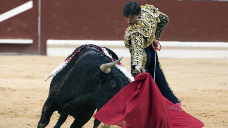 El torero peruano Andrés Roca Rey, durante la corrida de la Feria de la Blanca celebrada en la plaza de toros de Vitoria