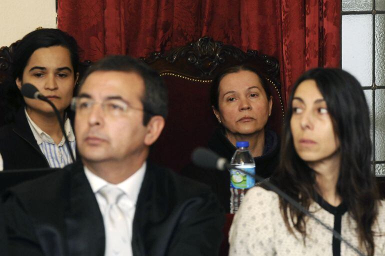 Las acusadas Monserrat González (2d), autora confesa por el crimen de la presidenta de la Diputación de León, Isabel Carrasco, que murió tiroteada el 12 de mayo de 2014, su hija, Triana Martínez (i), y la policia local Raquel Gago (d), acompañadas por el 