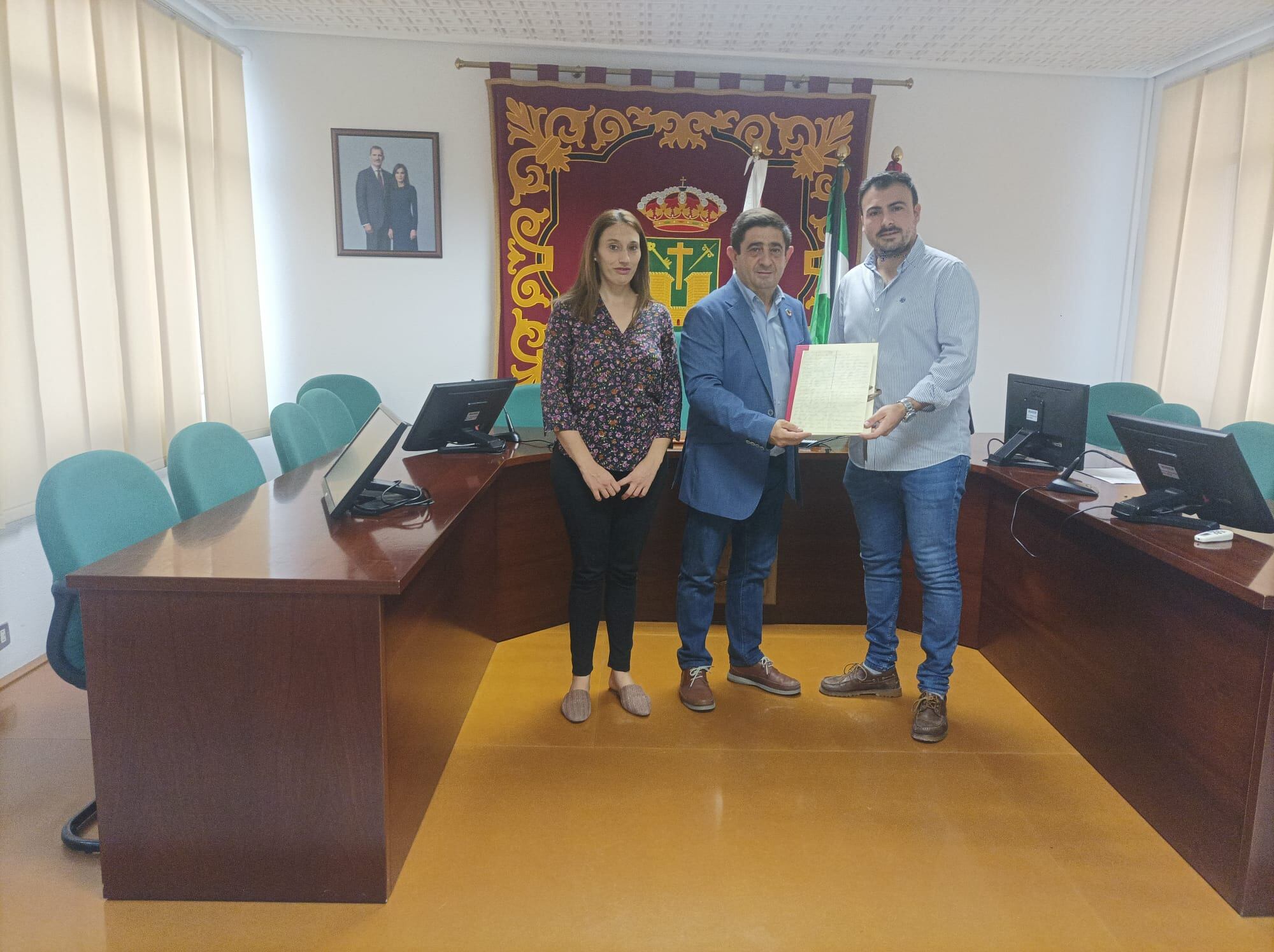 El presidente de la Diputación, Francisco Reyes, entrega la copia de la carta al alcalde de Quesada, José Luis Vílchez.