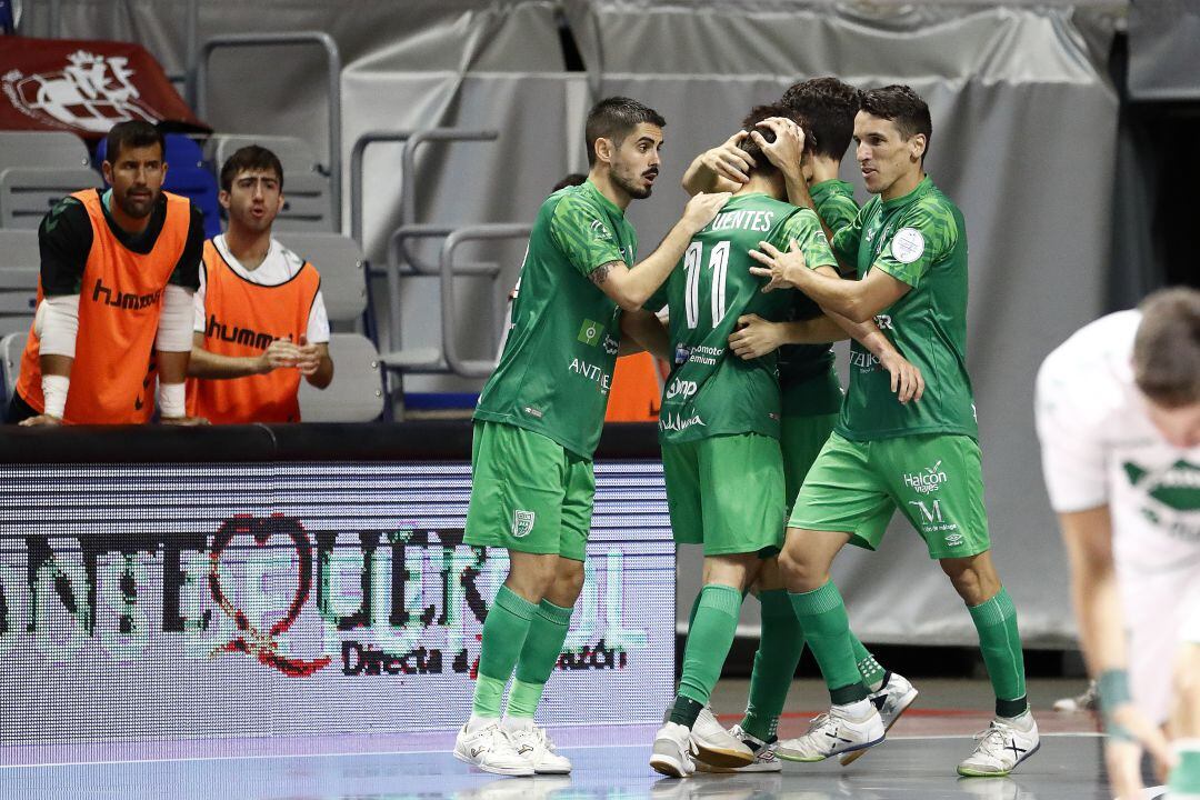 Varios jugadores del equipo malagueño celebran un gol al Elche