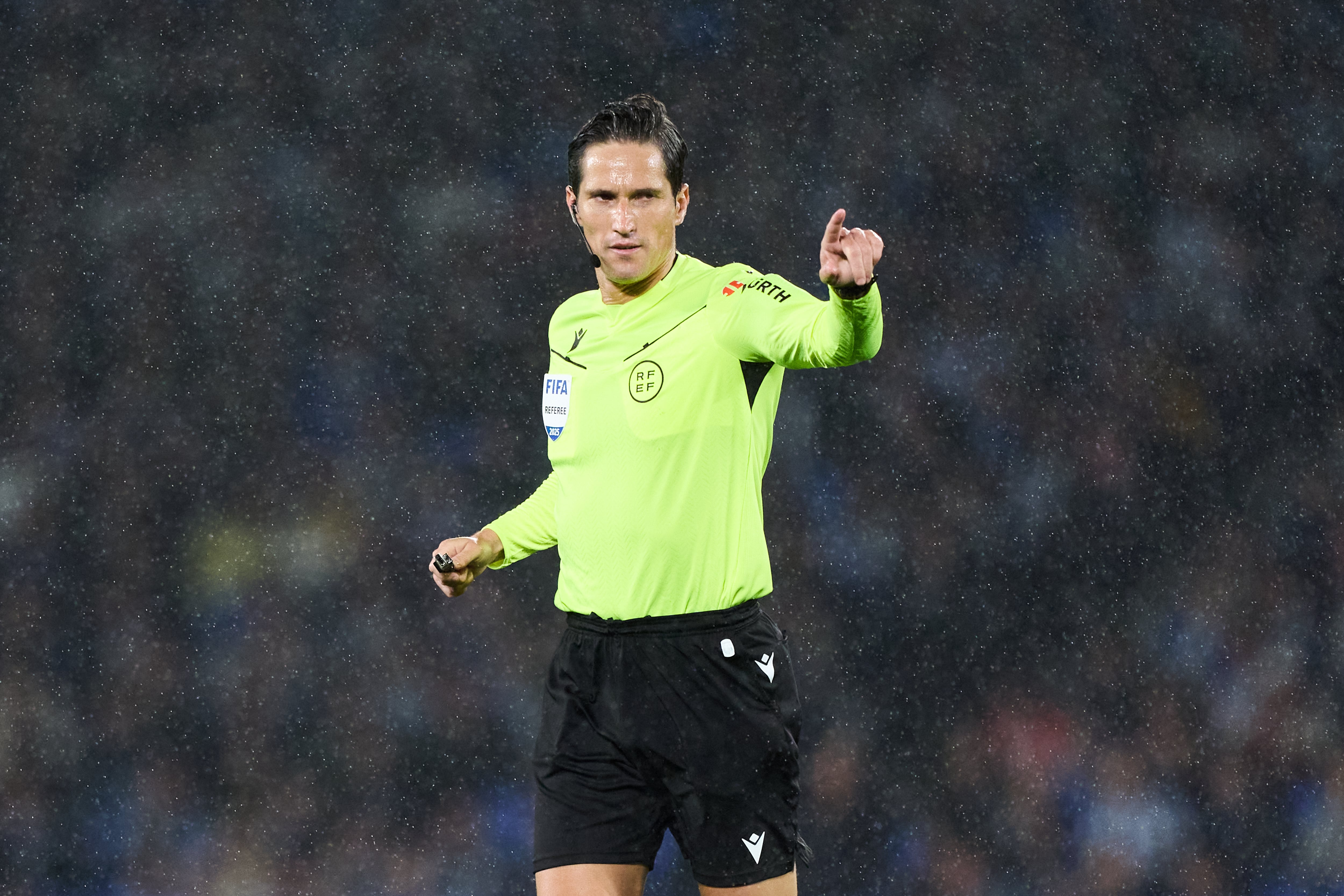 Munuera Montero arbitrando un encuentro