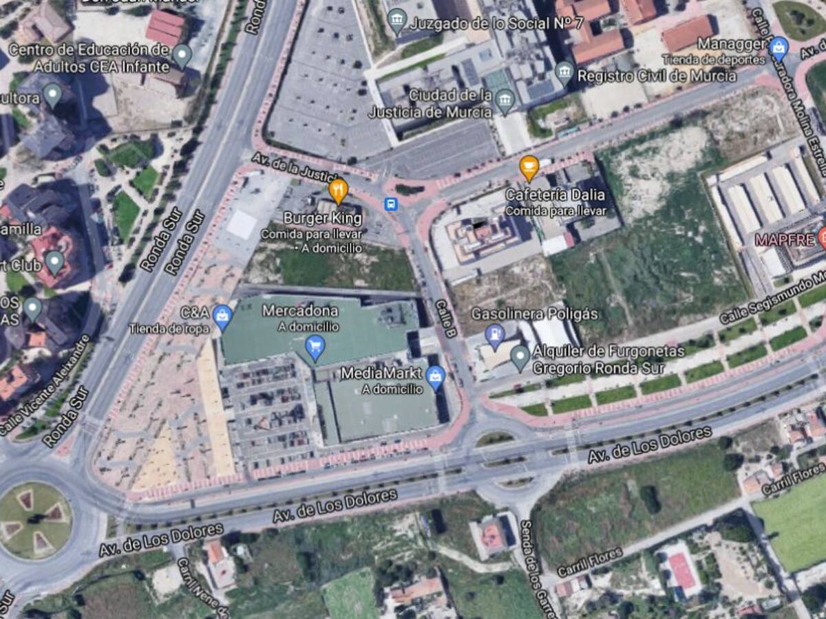 Heridos dos policías en Murcia al ser atropellados junto a la redonda de MediaMarkt