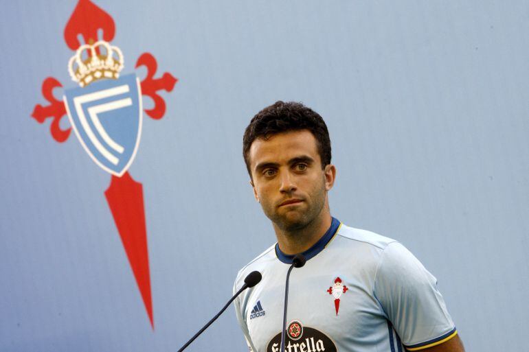 El italiano Giuseppe Rossi, mediapunta procedente del Levante, ha sido presentado hoy, en el estadio Balaiodos, como nuevo jugador del Celta de Vigo tras haber fichado por una temporada y otra opcional.