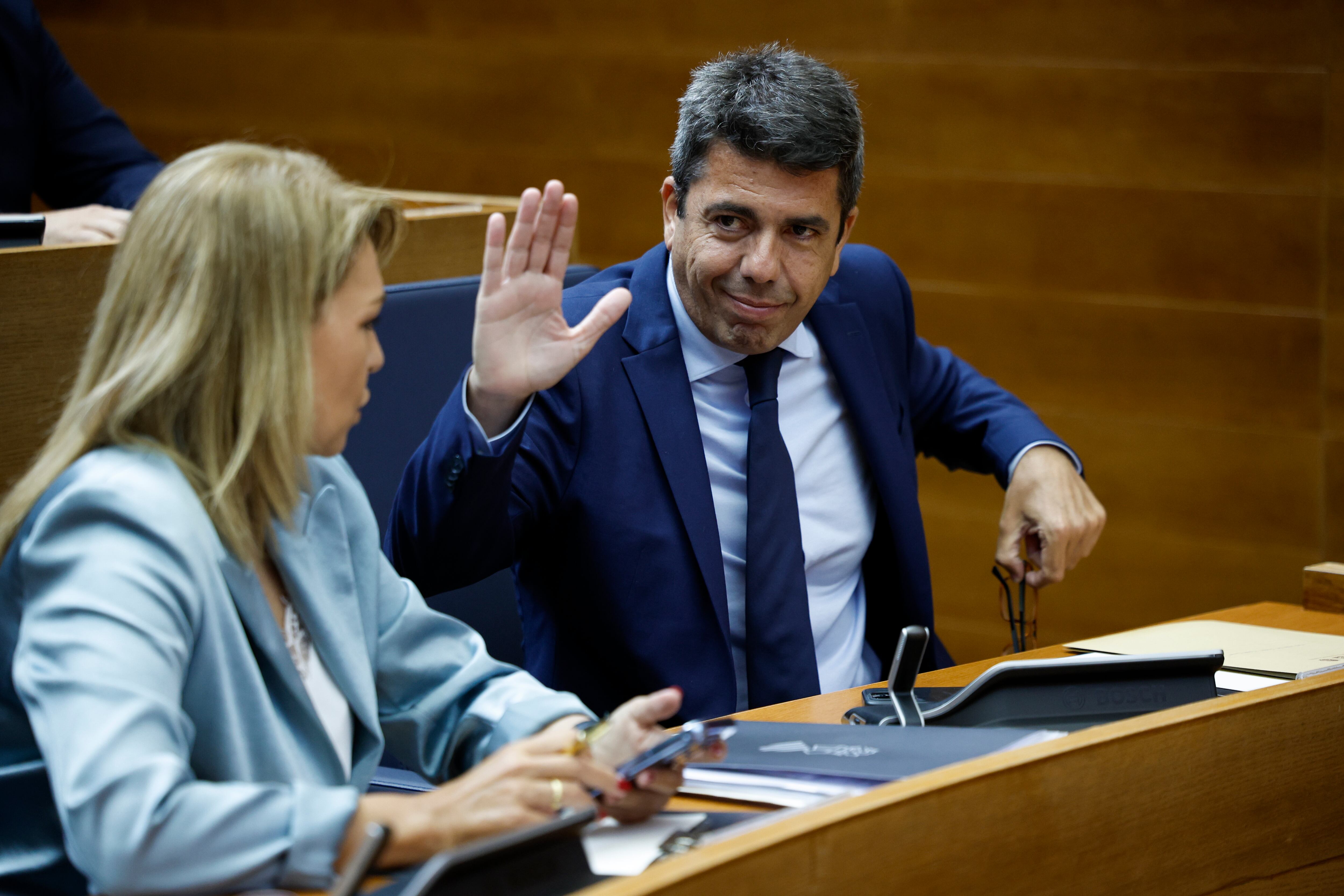El president de la Generalitat, Carlos Mazón, saluda junto a la vicepresidenta primera, Susana Camarero, en una imagen de archivo.