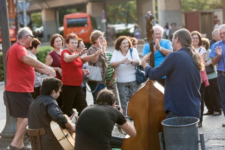 Músics tocant al carrer a Girona