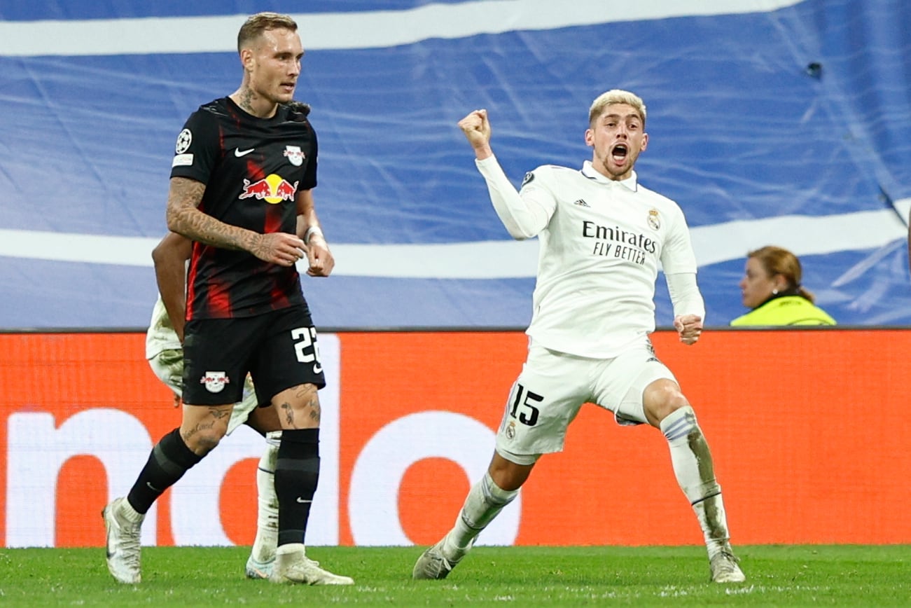 El delantero del Real Madrid Federico Valverde (d) celebra su gol durante el partido correspondiente al grupo F de la Liga de Campeones de la UEFA que Real Madrid y RB Leipzig disputan este miércoles en el Santiago Bernabéu, en Madrid.