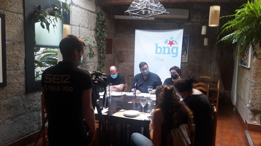 El concejal del BNG en Vigo, Xabier P. Igrexas, en el centro