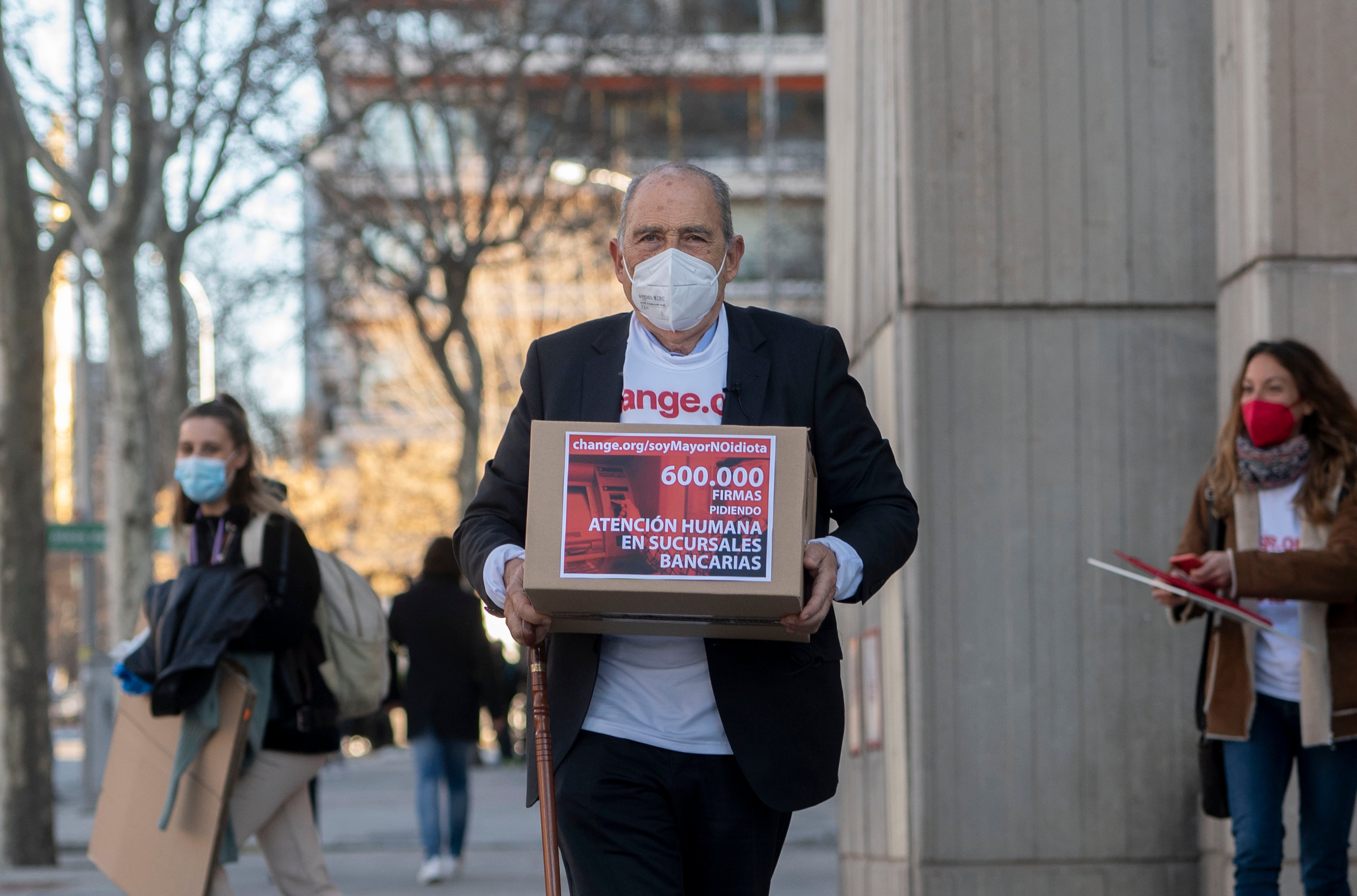 Carlos San Juan en la recogida de firmas para la campaña &quot;Soy mayor, no idiota&quot;